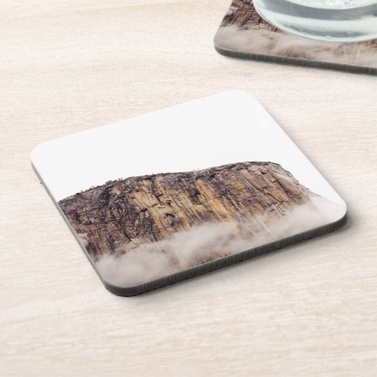 Bloße Klippe, die über Wolken steigt Untersetzer (Linke Seite)