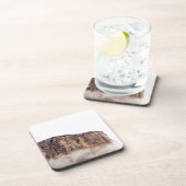 Bloße Klippe, die über Wolken steigt Untersetzer (Rechte Seite)