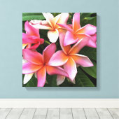 Blossom-Kranz von hellrosa Frangipani Leinwanddruck (Insitu (Holzboden))