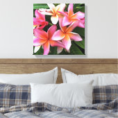Blossom-Kranz von hellrosa Frangipani Leinwanddruck (Insitu (Schlafzimmer))