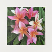 Blossom-Kranz von hellrosa Frangipani Wandteppich (Vorderseite (Horizontal))