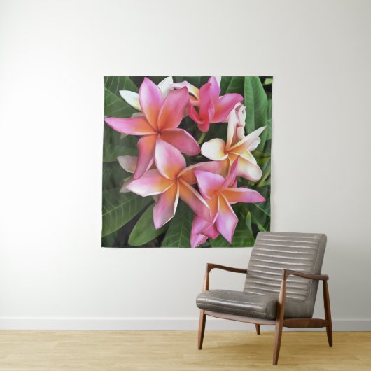 Blossom-Kranz von hellrosa Frangipani Wandteppich (Beispiel (Horizontal))