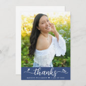 Blue Abschluss Foto Modernes, elegantes Script Her Dankeskarte (Vorne/Hinten)