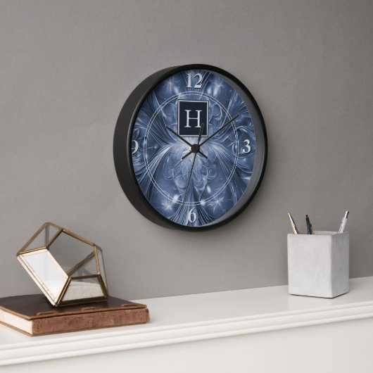 Blue Abstrakt Geblüht Monogram Clock Uhr (Büro)