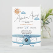 Blue Adventure erwartet Airplane Baby Shower Einladung (Stehend Vorderseite)