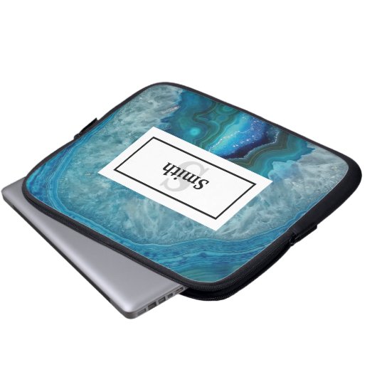 Blue Agate Geode Rock mit Name und Monogramm Laptopschutzhülle (Vorne Knopf)