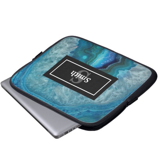 Blue Agate Geode Rock mit Name und Monogramm Laptopschutzhülle (Vorne Knopf)