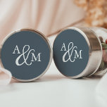 Blue Ampersand Monogram Wedding Runder Aufkleber<br><div class="desc">Siegel Sie Ihre Einladungen oder Favoriten mit diesen eleganten,  soliden Hochzeitsaufklebern mit Ihren Initialen in einem Monogramm,  das mit einem dekorativen Skriptampersand auf einem rauchblauen Hintergrund verbunden ist. Entworfen,  um unsere Hochzeitskollektionen mit Snowbound und Winter Reverie zu ergänzen.</div>