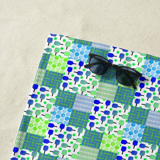 Blue and Green Pickleball Courts, Paddles & Balls Strandtuch (Beispiel)