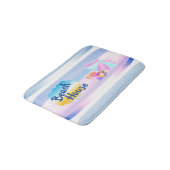 Blue and Pink Beach House Bath Mat Badematte (Schrägansicht)