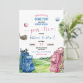 Blue and Pink Golf Theme Gender Reveal Par T-Shirt Einladung (Stehend Vorderseite)