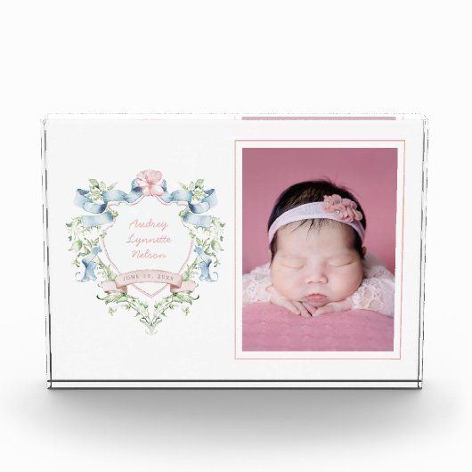Blue and Pink Grandmillennial Ribbon Wappen Baby Fotoblock (Vorderseite)