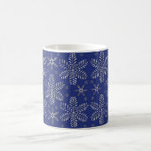 Blue and Silver Snowflakes Weihnachten Tasse mit N (Mittel)