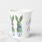 Blue and White Chinoiserie With Rabbit Topiaries Pappbecher (Vorderseite)