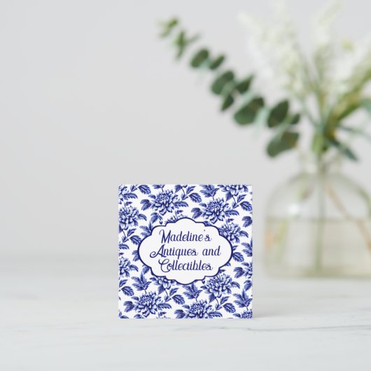 Blue and White Dahlia Blume Toile de Jouy Quadratische Visitenkarte (Stehend Vorderseite)