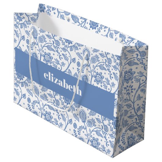 Blue and White Floral Botanical Custom Name Modern Große Geschenktüte (Vorderseite Schrägansicht)