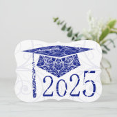 Blue and White Floral Cap 2025 Graduation Party Einladung (Stehend Vorderseite)