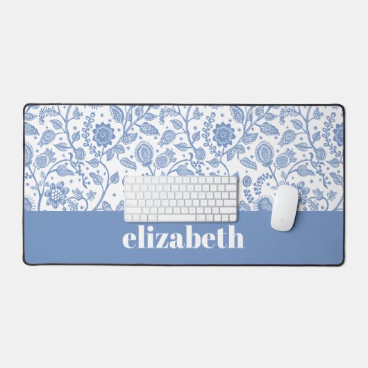Blue and White Floral Custom Name Botanical Modern Schreibtischunterlage (Tastatur & Maus)