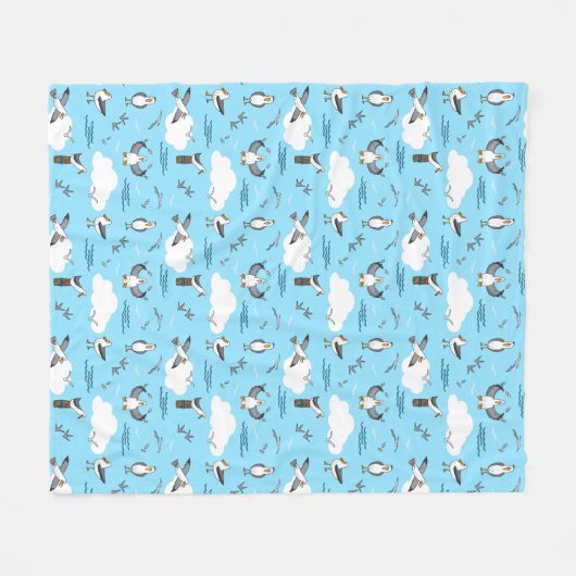 Blue and White Fun Seagulls Gemustert Beach House Fleecedecke (Vorderseite (Horizontal))