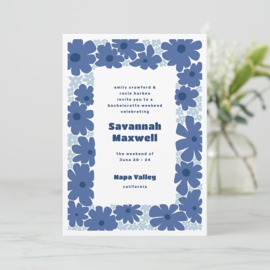Blue and White Groovy Blooms Boho Bachelorette Einladung (Stehend Vorderseite)