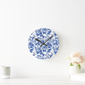 Blue and White Magnolias Toile de Jouy Runde Wanduhr (Zuhause)