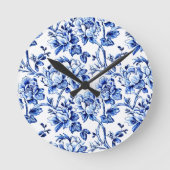 Blue and White Magnolias Toile de Jouy Runde Wanduhr (Vorderseite)