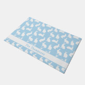 Blue And White Pattern Of Bunnies With A Name Fußmatte (Schrägansicht)