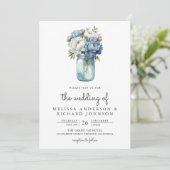 Blue and White Peony Mason Jar QR Code Hochzeit Einladung (Stehend Vorderseite)