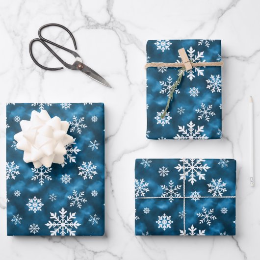 Blue And White Winter Snowflakes Pattern Geschenkpapier Set (Vorderseite)