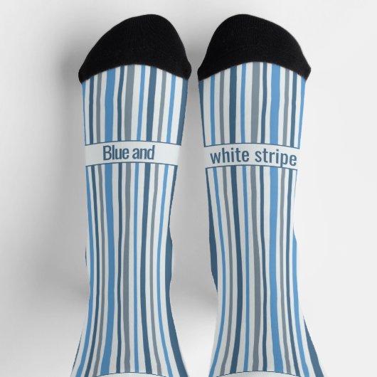 Blue and White, Wobbly Stripes Socken (Oben)