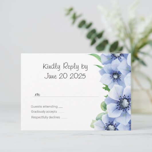 Blue Anemone und Euxalyptus Wedding RSVP Karte (Stehend Vorderseite)