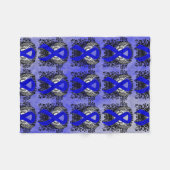 Blue Awareness Ribbon mit Flügen Fleecedecke (Vorderseite (Horizontal))