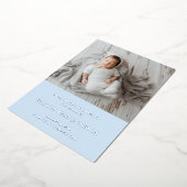 Blue Baby Boy Foto Moderne Geburtsankündigung Folieneinladung (Gedreht)