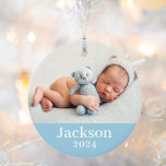 Blue Baby Boy Personalisiert Name Foto Ornament<br><div class="desc">Einfach elegantes Foto-Ornament für die erste Weihnachtszeit eines Babys kann mit einem neugeborenen Foto und Sondertext für den Vornamen personalisiert werden. Wählen Sie das gleiche Foto auf beiden Seiten oder zwei verschiedene Foto. Die blaue Hintergrundfarbe kann an Ihre Fotos angepasst werden!</div>