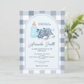 Blue Baby Shoes Gingham Boy Milk Flaschen Einladung (Stehend Vorderseite)