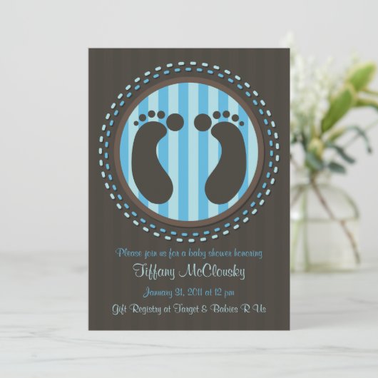 Blue Baby Shower Baby Footprints Einladung (Stehend Vorderseite)
