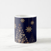 Blue Background mit Golden Christmas Tree Kaffeetasse (Mittel)
