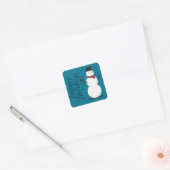 Blue Background mit Snowman Quadratischer Aufkleber (Umschlag)