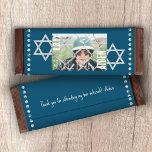 Blue Bar Mitzvah Budget Candy Bar Wrapper w/Stars Flyer<br><div class="desc">Personalisieren Sie Ihre eigene blaue Bar Mitzvah Schokoladenkuchen Bar oder Konditorei mit einem maßgeschneiderten Papierwickler. Einfach blau und weiß ist das Label attraktiv mit der eigenen Formulierung und den Silberstars von David. Fügen Sie Ihr eigenes Zitat auf der Rückseite für eine abschließende Touch hinzu. Verwenden Sie dieses personalisierte Verpackungs-Etikett für...</div>