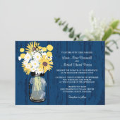 Blue Barn Mason Jar Daisies Sonnenblumen Hochzeit Einladung (Stehend Vorderseite)