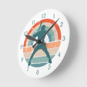 Blue Baseball Batter Retro Rainbow Runde Wanduhr (Winkel)
