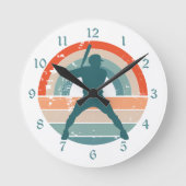 Blue Baseball Batter Retro Rainbow Runde Wanduhr (Vorderseite)