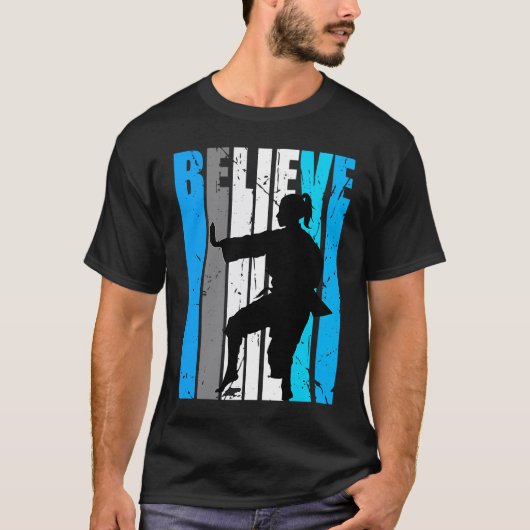 Blue Believe Motivational Girls Karate Retro Graph T-Shirt (Vorderseite)