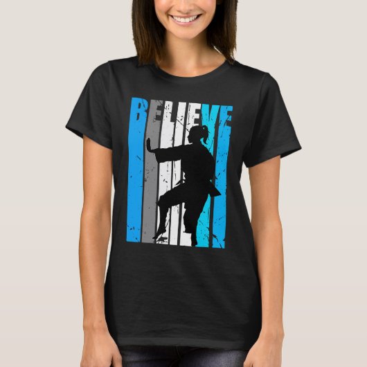 Blue Believe Motivational Girls Karate Retro Graph T-Shirt (Vorderseite)
