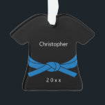 Blue Belt Karate Ornament<br><div class="desc">Ein blauer Gürtel Karate Weihnachtsschmuck,  der mit seinem Namen auf der Vorderseite zusammen mit dem Jahr personalisiert werden kann. Ein einzigartiger Weihnachtskuchen für Kinder.</div>