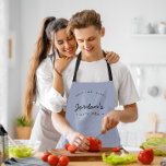 Blue Best Koch je Ihre Küche individuell Schürze<br><div class="desc">Machen Sie sich bereit, einen Sturm mit unserem Blue Best Koch je Custom Your Kitchen Schürze aufzubacken. Diese personalisierte Schürze ist das perfekte Zubehör für den Süßbäcker in Ihrem Leben. Passen Sie es mit Ihrem eigenen Namen an, um es wirklich einzigartig zu machen. Die Schürze ist in einer stilvollen Blauen...</div>
