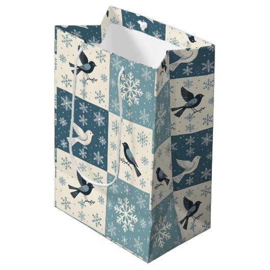 Blue Birds and Snowflakes Christmas Winter Pattern Mittlere Geschenktüte (Vorderseite Schrägansicht)