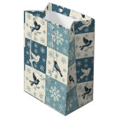 Blue Birds and Snowflakes Christmas Winter Pattern Mittlere Geschenktüte (Rückseite Schrägansicht)