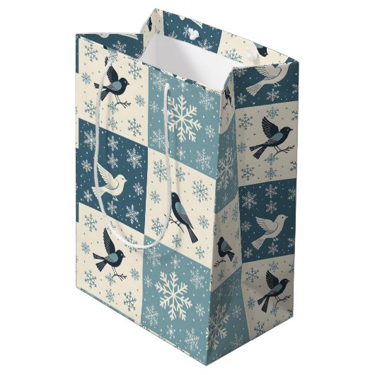 Blue Birds and Snowflakes Christmas Winter Pattern Mittlere Geschenktüte (Rückseite Schrägansicht)