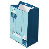 Blue Birthday Cupcake Mittlere Geschenktüte (Vorderseite Schrägansicht)